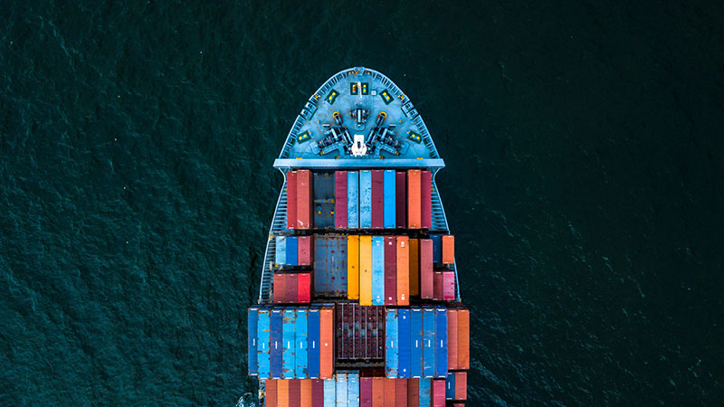 vista aérea de la parte delantera de un buque portacontenedores en el mar