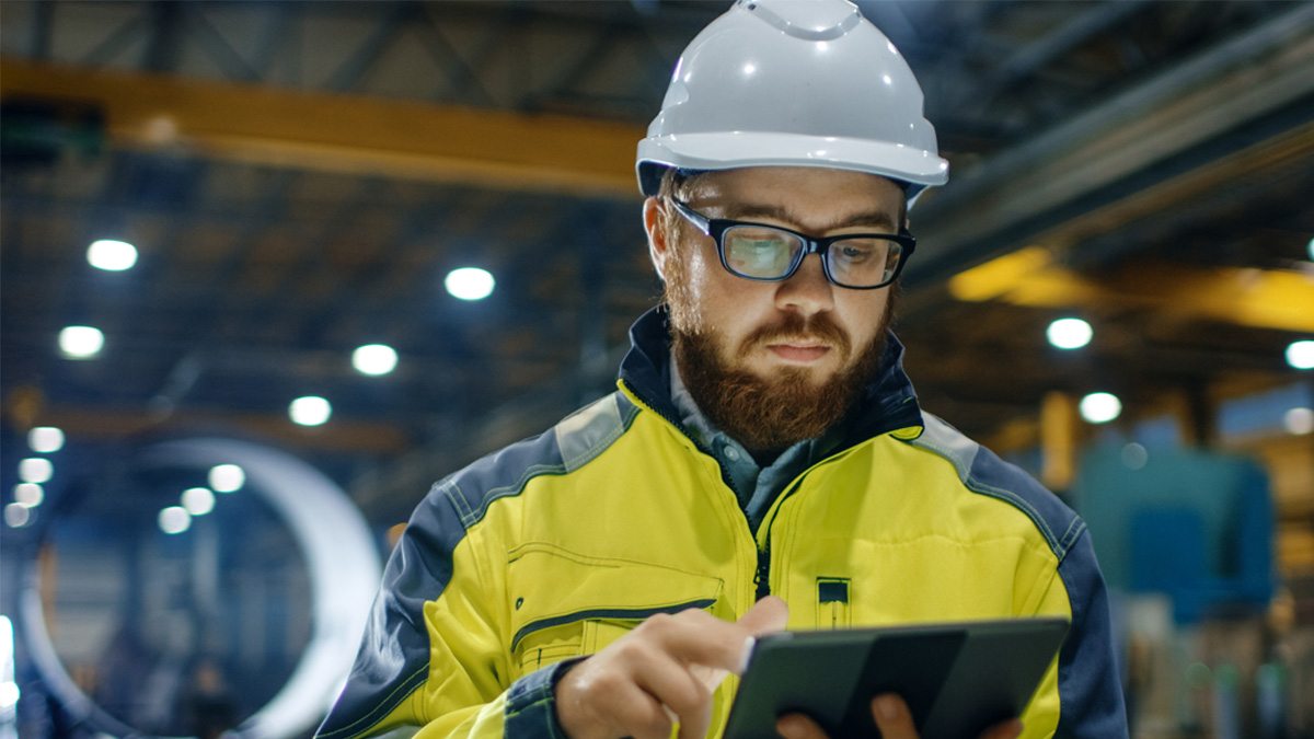 Male warehouse capacity worker in hardhat | Industrial logistics